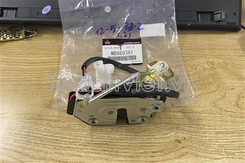 Ổ khóa ngậm cốp hậu MB669381