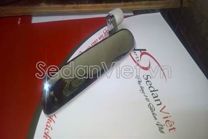 Tay mở cửa ngoài sau