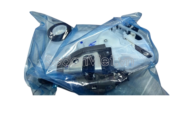 Ổ ngậm khóa cánh cửa Toyota innova 2017