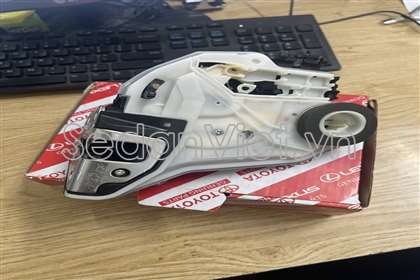 Ổ ngậm khóa cánh cửa Toyota innova 2017