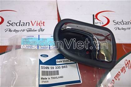 Tay mở cửa trong trái Ford Laser