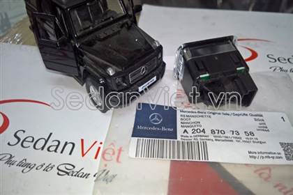 Công tắc lên xuống kính cánh cửa trước trái Mercedes-Benz C