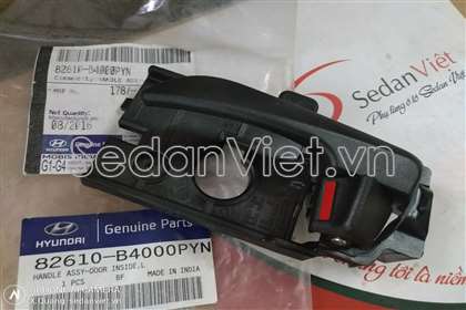 tay-mo-cua-trong-truoc-trai-mau-den-hyundai-i10-82610b4000pyn