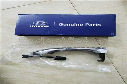 tay-mo-cua-ngoai-truoc-trai-co-smat-key-hyundai-i10-82651b4200