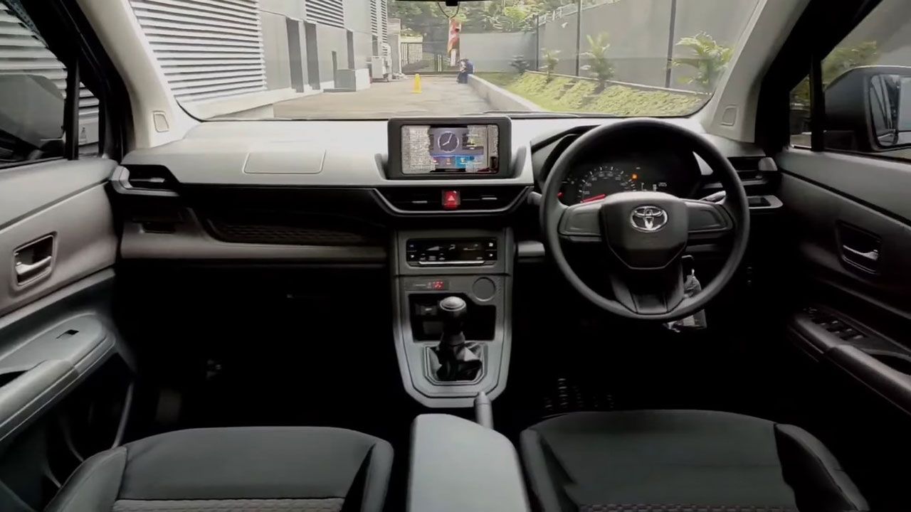 Khoang lái xe Toyota Avanza 1.3E MT 2022