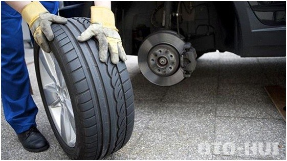 Tiếp theo sau khi bánh xe đã được nâng khỏi mặt đất thì bạn cần tháo hết các bu lông bánh xe và lấy bánh xe ra.